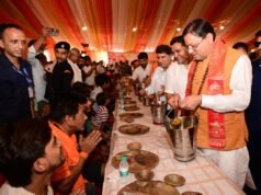 पुष्पवर्षा, चरण प्रक्षालन और सेवा का संदेश: सीएम धामी ने कांवड़ियों का किया सम्मान