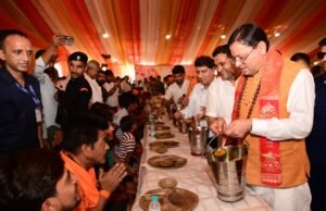 पुष्पवर्षा, चरण प्रक्षालन और सेवा का संदेश: सीएम धामी ने कांवड़ियों का किया सम्मान