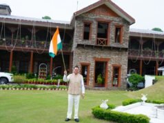 मुख्यमंत्री धामी ने मुख्यमंत्री आवास पर तिरंगा लगाकर दिया ‘हर घर तिरंगा’ का संदेश