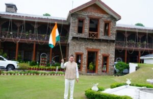 मुख्यमंत्री धामी ने मुख्यमंत्री आवास पर तिरंगा लगाकर दिया ‘हर घर तिरंगा’ का संदेश