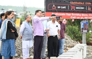 मुख्यमंत्री ने नंदा की चौकी पुल के एप्रोच रोड के पुनर्निर्माण कार्य का किया निरीक्षण