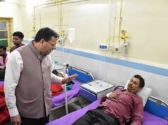 घायल श्रमिकों से मिले मुख्यमंत्री, जिला अस्पताल में जाना कुशलक्षेम