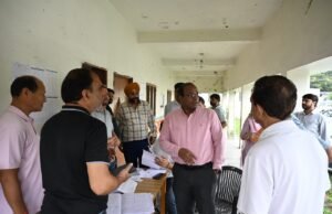 मुख्य निर्वाचन अधिकारी ने किया मतदान केंद्रों का निरीक्षण, मतदाताओं से लिया फीडबैक