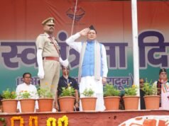 परेड ग्राउंड में सीएम धामी ने फहराया तिरंगा, वीर बलिदानियों को किया नमन