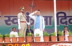 परेड ग्राउंड में सीएम धामी ने फहराया तिरंगा, वीर बलिदानियों को किया नमन