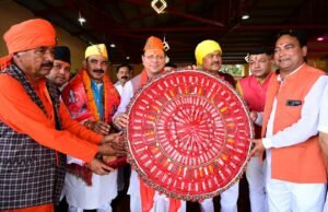 माँ वाराही के जयकारों से गूंजा देवीधुरा, मुख्यमंत्री धामी ने किए दर्शन; बग्वाल में उमड़ा आस्था का सैलाब