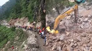 उत्तराखंड में बारिश का कहर: यमुनोत्री और बदरीनाथ हाईवे पर भूस्खलन, कई मार्ग बंद; श्रद्धालु और यात्री फंसे