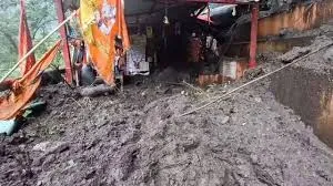 चमोली में बारिश का कहर: कल्पेश्वर मंदिर के ऊपर भारी भूस्खलन, परिसर में घुसा मलबा
