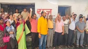 बेलनी पुल के नए निर्माण का विरोध, व्यापारियों और स्थानीय लोगों ने किया प्रदर्शन