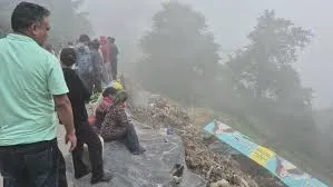 मसूरी में भूस्खलन से मकान-दुकान ध्वस्त, परिवार ने समय रहते भागकर बचाई जान