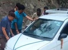 बारिश ने खोली थराली-डूंगरी मार्ग की पोल, दलदल में फंसी कार; ग्रामीणों ने रस्सी से खींचकर निकाला