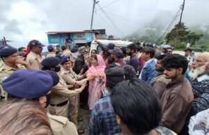 मसूरी में अतिक्रमण हटाने की कार्रवाई पर बवाल, धार्मिक ढांचा हटने के बाद हाईवे जाम, प्रशासन बोला- पालिका भूमि पर था कब्जा
