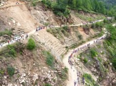 दो दशक से बदहाल सड़क के खिलाफ ग्रामीणों ने बनाई मानव श्रृंखला, डामरीकरण की मांग तेज