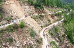 दो दशक से बदहाल सड़क के खिलाफ ग्रामीणों ने बनाई मानव श्रृंखला, डामरीकरण की मांग तेज