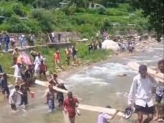 पांच साल से पुल का इंतजार, उफनती नदी पार कर शवयात्रा ले जाने को मजबूर ग्रामीण