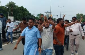 रुद्रपुर में गिरफ्तारी की मांग पर वाल्मीकि समाज का प्रदर्शन, हाईवे जाम; कोतवाली घेराव की चेतावनी
