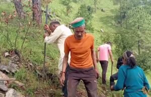 सड़क नहीं मिली तो ग्रामीणों ने खुद थामे औजार, सकंड में श्रमदान से शुरू किया सड़क निर्माण