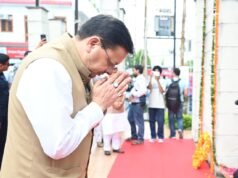 शहीद स्मारक पहुंचे CM धामी, अमर शहीदों को नमन कर अर्पित की पुष्पांजलि