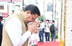 शहीद स्मारक पहुंचे CM धामी, अमर शहीदों को नमन कर अर्पित की पुष्पांजलि
