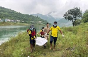 उत्तरकाशी : चिन्यालीसौड़ झील में मिला अज्ञात पुरुष का शव, SDRF ने रेस्क्यू कर पुलिस को सौंपा