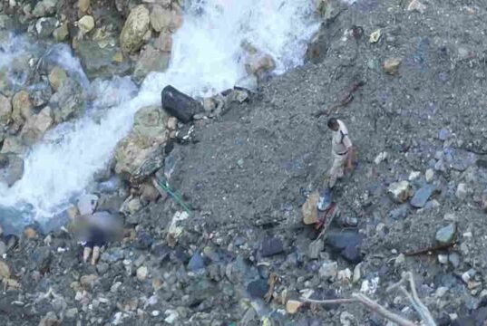 मसूरी मार्ग पर 200 मीटर गहरी खाई में मिला व्यापारी का शव, कार में मिली शराब की आधी बोतल