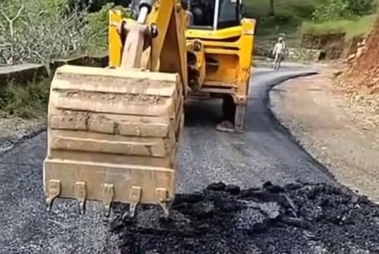 बागेश्वर में बारिश के बीच डामरीकरण पर उठे सवाल, लोनिवि ने जेसीबी से उखड़वाई सड़क