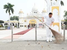 सेवा संकल्प अभियानश् के तहत नानकमत्ता पहुंचे मुख्यमंत्री धामी, स्वच्छता अभियान में किया श्रमदान