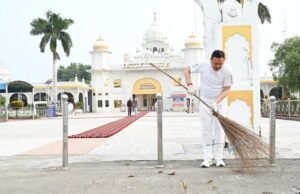 सेवा संकल्प अभियानश् के तहत नानकमत्ता पहुंचे मुख्यमंत्री धामी, स्वच्छता अभियान में किया श्रमदान