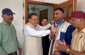 एशियन गेम्स में कांस्य पदक जीतने वाले बॉक्सर कपिल पोखरिया ने मुख्यमंत्री धामी से की भेंट