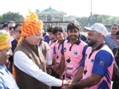 नमो क्रिकेट लीग में मुख्यमंत्री धामी ने खिलाड़ियों के साथ खेला क्रिकेट, बढ़ाया युवा खिलाड़ियों का उत्साह