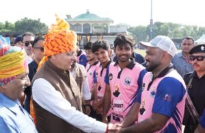 नमो क्रिकेट लीग में मुख्यमंत्री धामी ने खिलाड़ियों के साथ खेला क्रिकेट, बढ़ाया युवा खिलाड़ियों का उत्साह