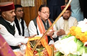 PM मोदी के सार्वजनिक जीवन के 25 साल पूरे, CM धामी ने काशी विश्वनाथ मंदिर में की विशेष पूजा