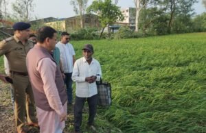 बाजपुर में भीषण ओलावृष्टि से फसलों को नुकसान, सूचना मिलते ही किसानों के बीच पहुंचे सीएम धामी