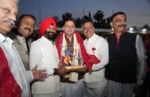 देहरादून में दो जगहों पर दशहरा महोत्सव में शामिल हुए सीएम धामी, रावण दहन कर दिया सत्य और धर्म का संदेश