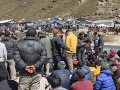 केदारनाथ में अस्थायी दुकानें हटाने पर व्यापारियों का विरोध, हेलीपैड पर दिया धरना