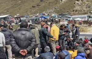 केदारनाथ में अस्थायी दुकानें हटाने पर व्यापारियों का विरोध, हेलीपैड पर दिया धरना