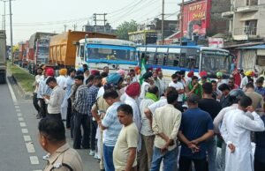 धान की सरकारी खरीद शुरू न होने पर भड़का किसानों का गुस्सा, रुद्रपुर में हाईवे जाम