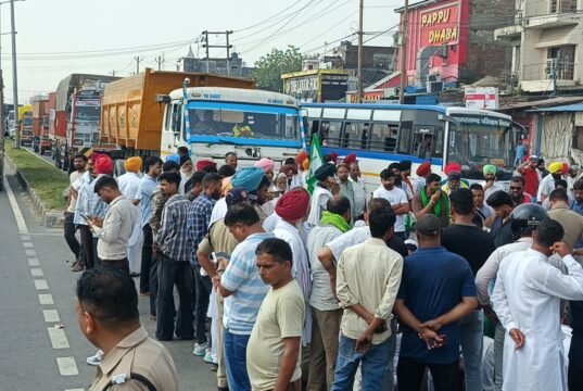 धान की सरकारी खरीद शुरू न होने पर भड़का किसानों का गुस्सा, रुद्रपुर में हाईवे जाम